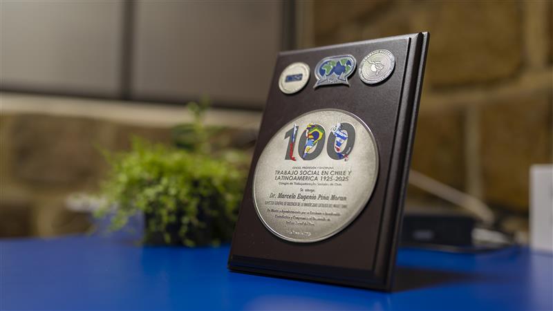 100 años del Trabajo Social en Latinoamérica: Director General de Docencia fue reconocido por su aporte en la disciplina