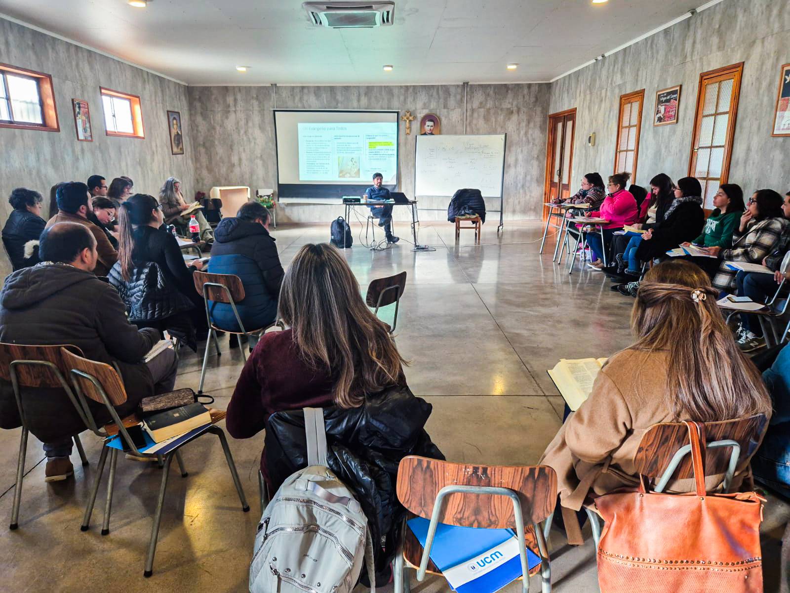 PROFESORES DE RELIGIÓN DE TALCA Y CURICÓ FORTALECEN SU FORMACIÓN TEOLÓGICA EN CURSO IMPARTIDO POR LA UCM