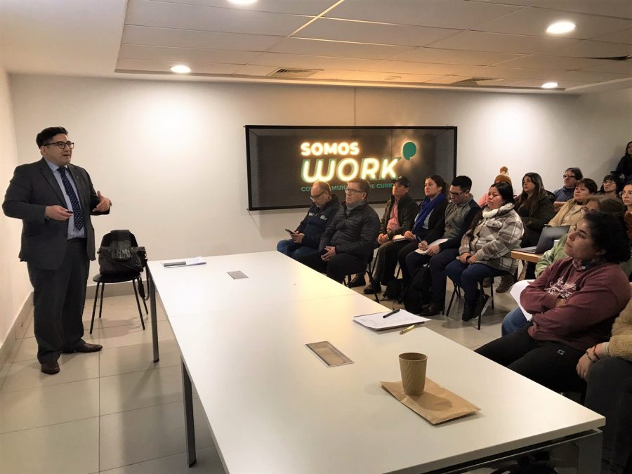 Más de 80 emprendedores se capacitaron en seminario sobre declaración de IVA en la Clínica Tributaria de Curicó