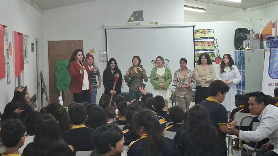 Estudiantes de Pedagogía en Inglés de la UCM llevan adaptaciones teatrales en inglés a escuelas del Maule