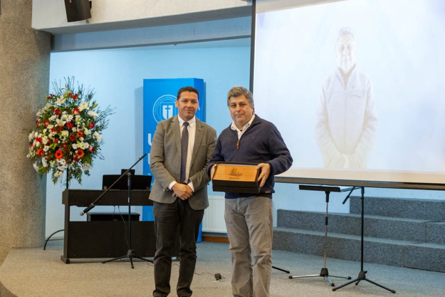 Dr. Rómulo Santelices: Reconocimiento 30 años de servicio UCM