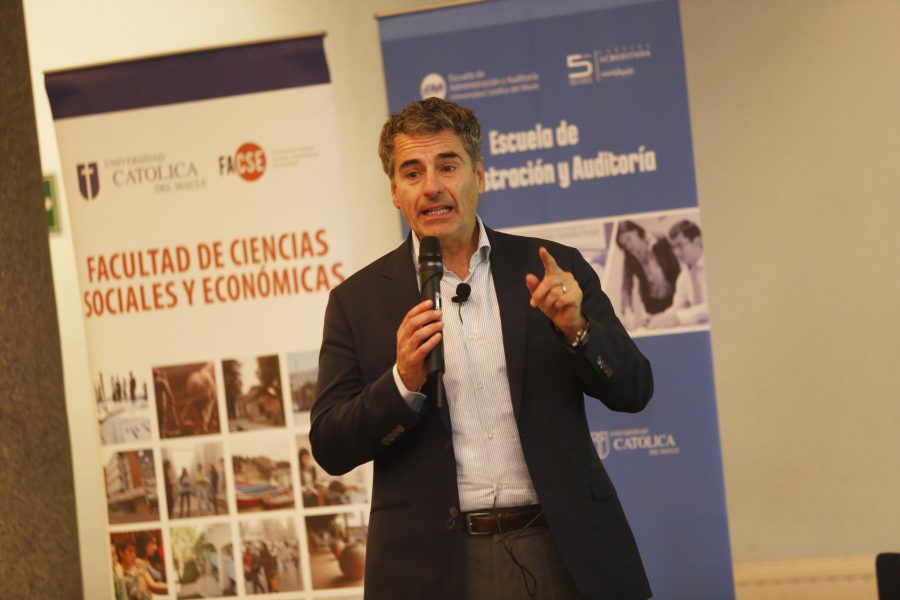 Andrés Velasco dictó charla en la UCM sobre empleo y economía