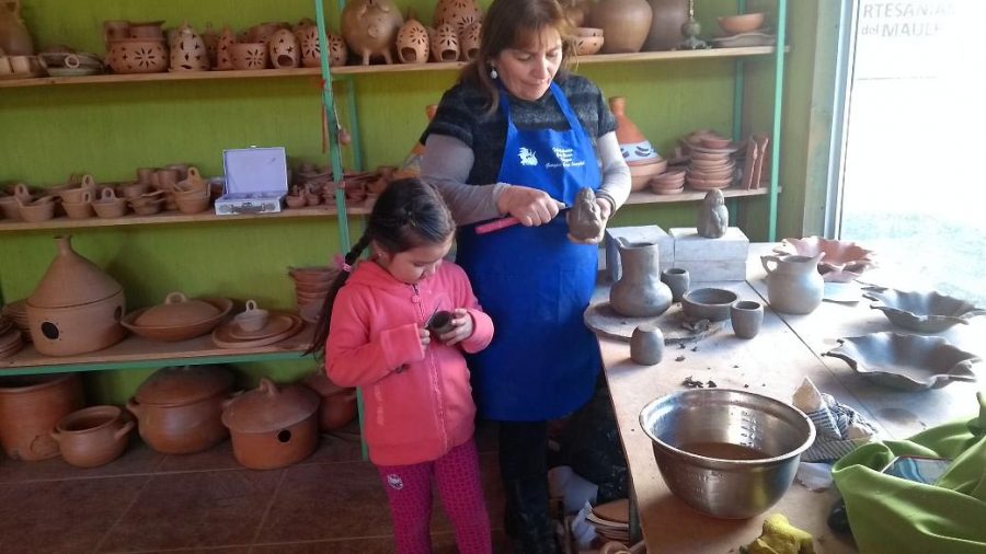 Artesana mapuche de Vichuquén comparte  sus conocimientos con mujeres del Maule