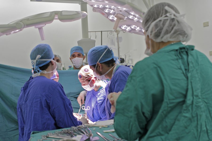 Buscan repetir experiencia inédita en Chile para disminuir brecha de especialistas médicos