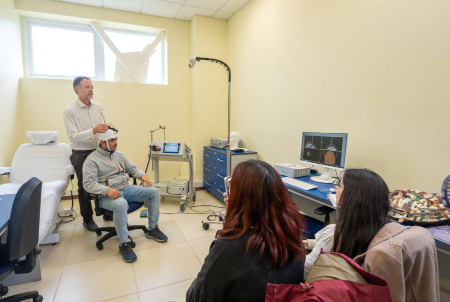 Experto mundial en neurociencia realizó estadía en la UCM para conocer y trabajar con equipamiento único en Chile