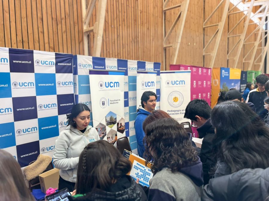 Universidad Católica del Maule llevó información vocacional a estudiantes de Cauquenes