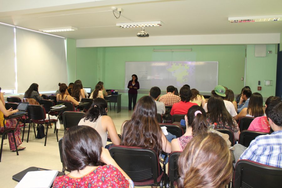 Investigadora colombiana expone a estudiantes de Trabajo Social el rol de esta carrera en nuestra sociedad