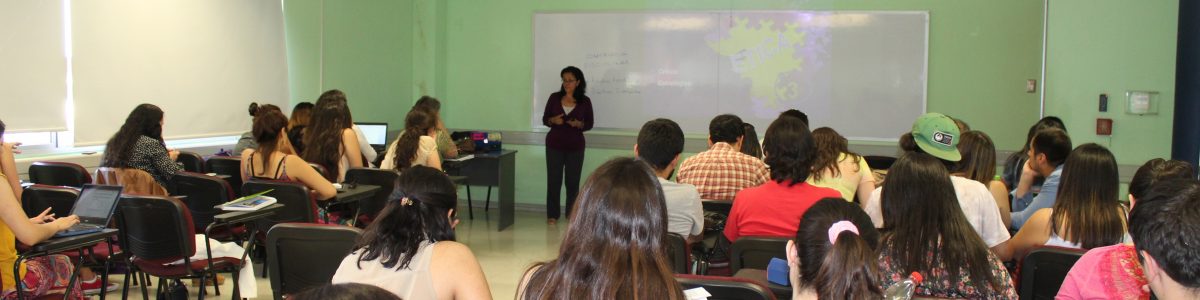 Investigadora colombiana expone a estudiantes de Trabajo Social el rol de esta carrera en nuestra sociedad