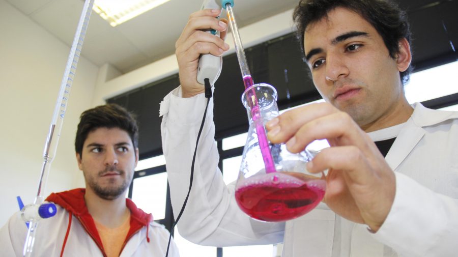 Entregan recomendaciones para enfrentar desafíos en química y biología en la universidad