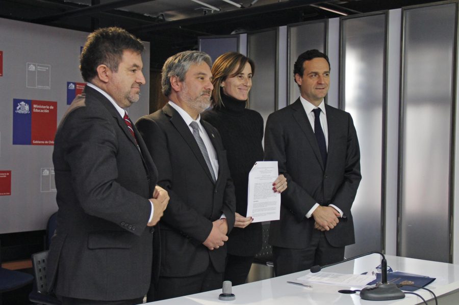 UCM y Mineduc firmaron convenio que posibilita continuidad de estudios a estudiantes de la UArcis