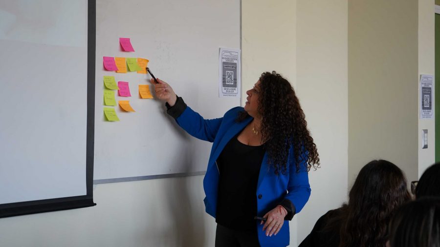 Funcionarias UCM participaron en taller del día de la madre