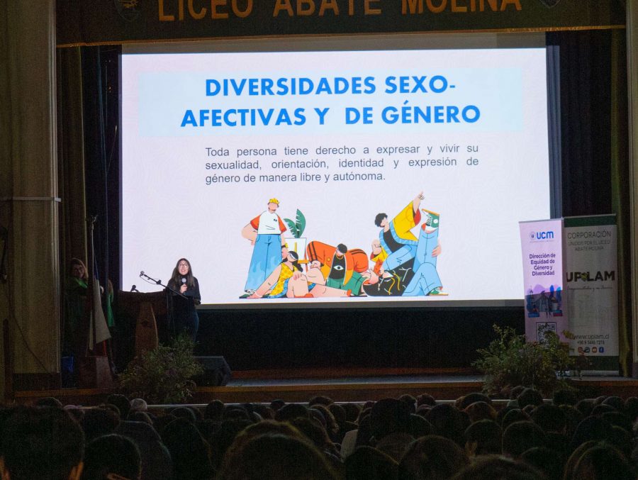 Más de 300 estudiantes del Liceo Abate Molina participaron en charla sobre género y afectividad entregada por la UCM