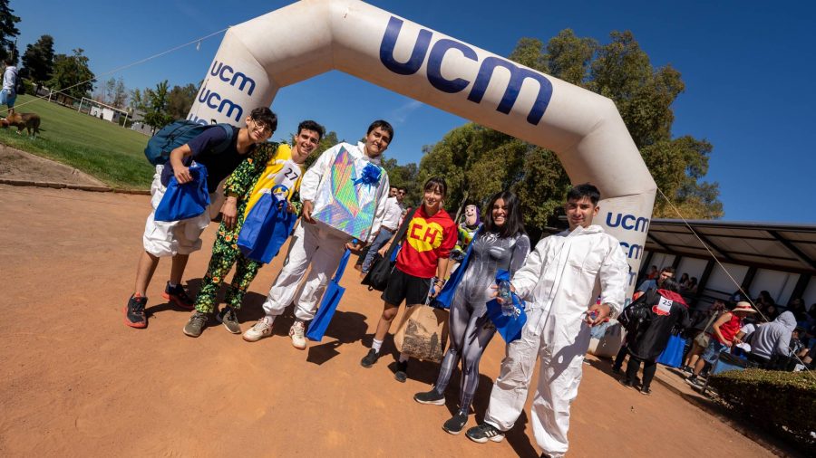 Estudiantes novatos participaron en la corrida de disfraces en la UCM