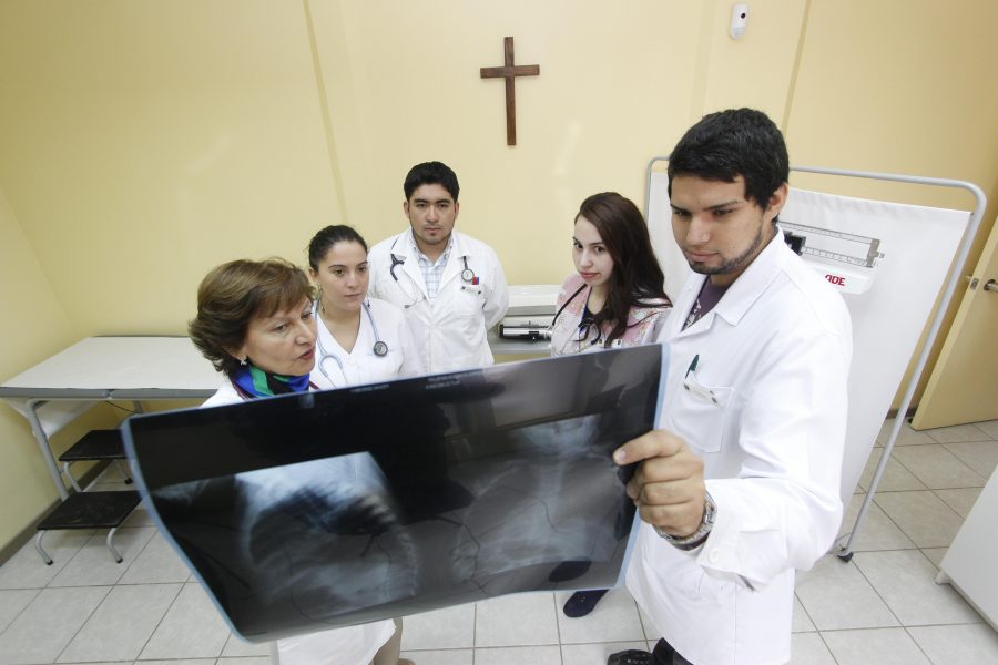 “Doctores UCM motivan a no fumar en el Día Mundial Sin Tabaco”