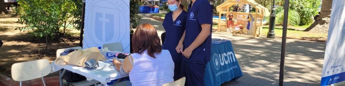 Estudiantes de la UCM se unen a la feria navideña de Curicó para informar sobre el proceso de admisión 2022