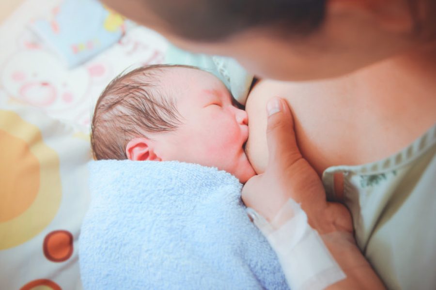Experta derriba mitos en torno a la lactancia materna