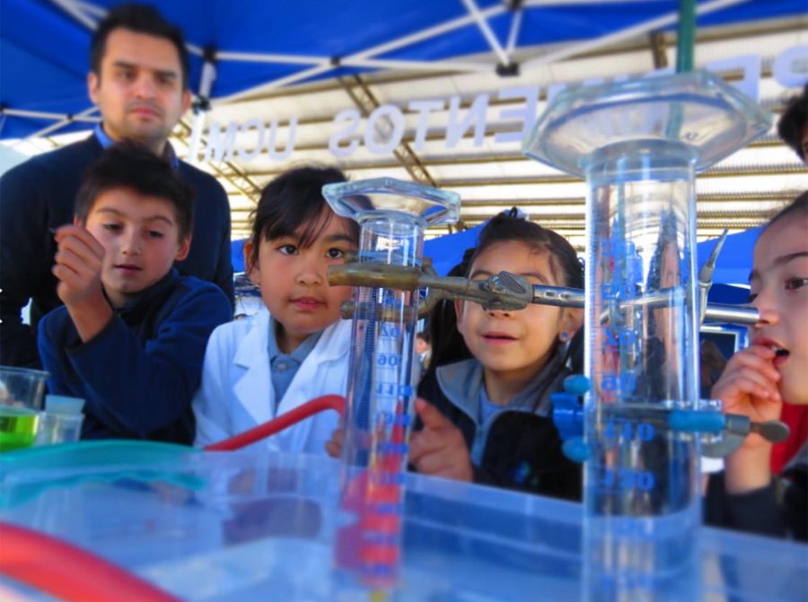 Niños de la Escuela de Santa Marta aprenden ciencia con estudiantes universitarios