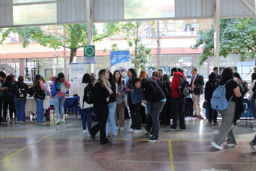 Novatos UCM conocieron todos sus beneficios en la feria de servicios