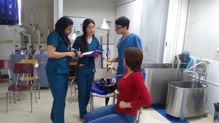 Pacientes con cáncer de mama reciben rehabilita gratuita de Kinesiología UCM
