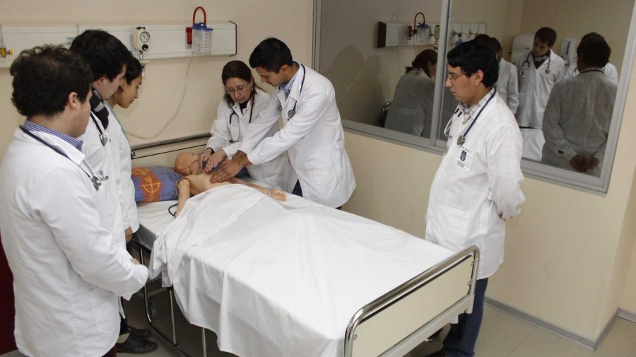 Medicina UCM en el Top Ten de las carreras más demandadas en Chile