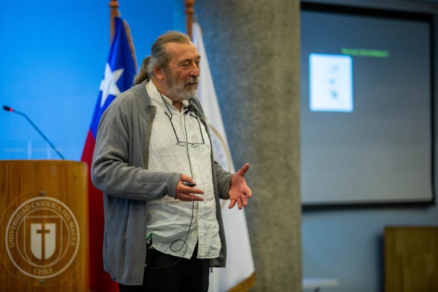 Destacado biólogo chileno estuvo en la UCM motivando a los estudiantes a reflexionar sobre ciencia