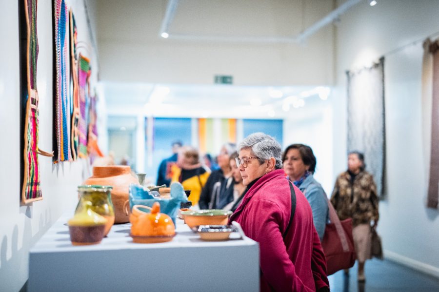 Se inauguró la exposición Manos que Crean en EXT UCM en Talca