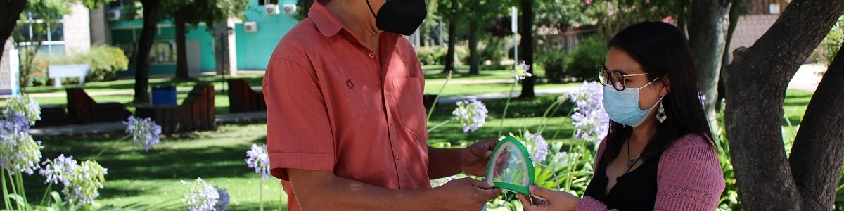 Mascarillas transparentes inclusivas entregadas por PARI UCM benefician a establecimiento educacional de Parral