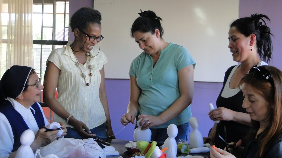 Mujeres migrantes participan en taller de Muñequería en Talca
