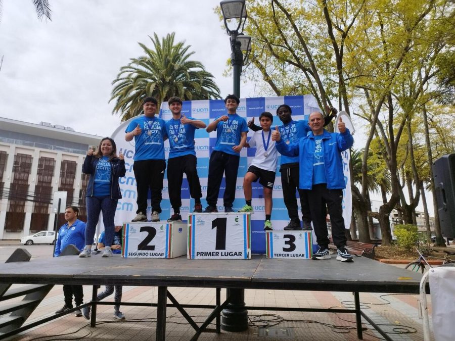 Curicanos se comprometieron con el deporte y movilizaron la ciudad en la Corrida Familiar UCM 2024