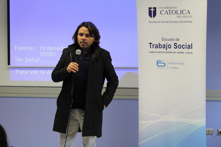 Sociólogo Alberto Mayol dictó conferencia en la UCM sobre modelos de desarrollo en Chile