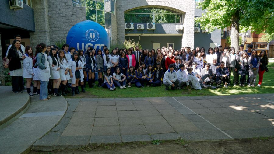 Grupo de 115 estudiantes descubren la ciencia de los polímeros en entretenida jornada en la UCM