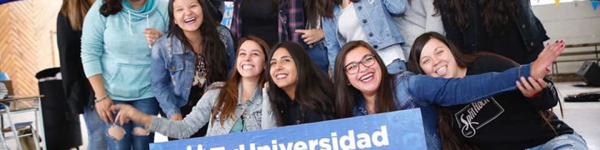 Novatos participan de interactiva y animada feria de inducción