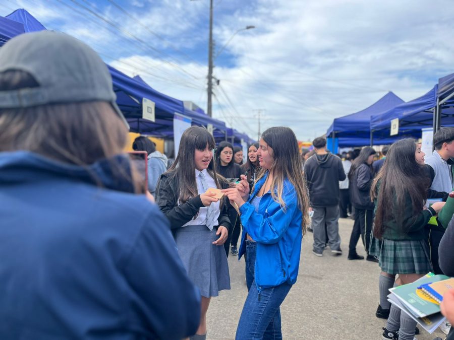 Feria de universidades en Chanco llevó información vocacional a jóvenes de la costa