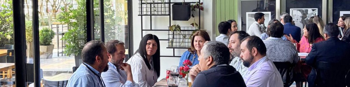 Exitoso encuentro con egresados y empleadores por proceso de acreditación institucional