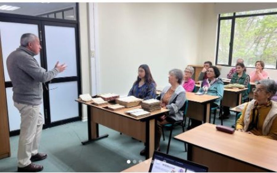 Adultos mayores del Club de Lectura de la UCM profundizan su experiencia con el apoyo de Bibliotecas UCM