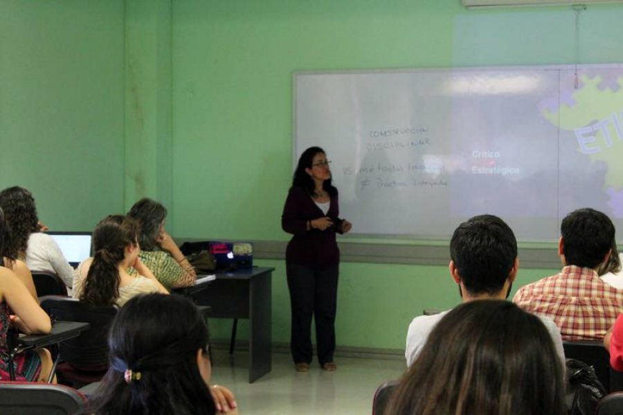 Investigadora colombiana expone a estudiantes de Trabajo Social