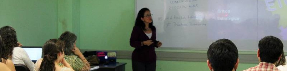 Investigadora colombiana expone a estudiantes de Trabajo Social