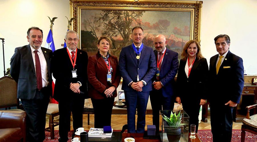 AUR hace entrega de un reconocimiento institucional a la Academia Parlamentaria