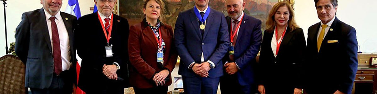 AUR hace entrega de un reconocimiento institucional a la Academia Parlamentaria