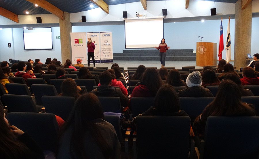 Estudiantes del maule participan en jornada sobre carrera docente