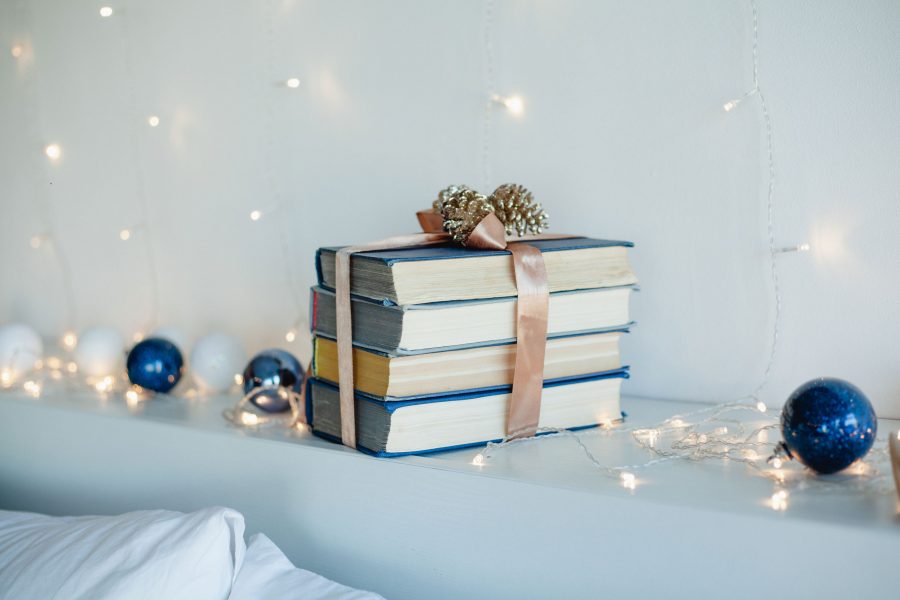 Académicos UCM cuentan qué libro regalar en Navidad y por qué