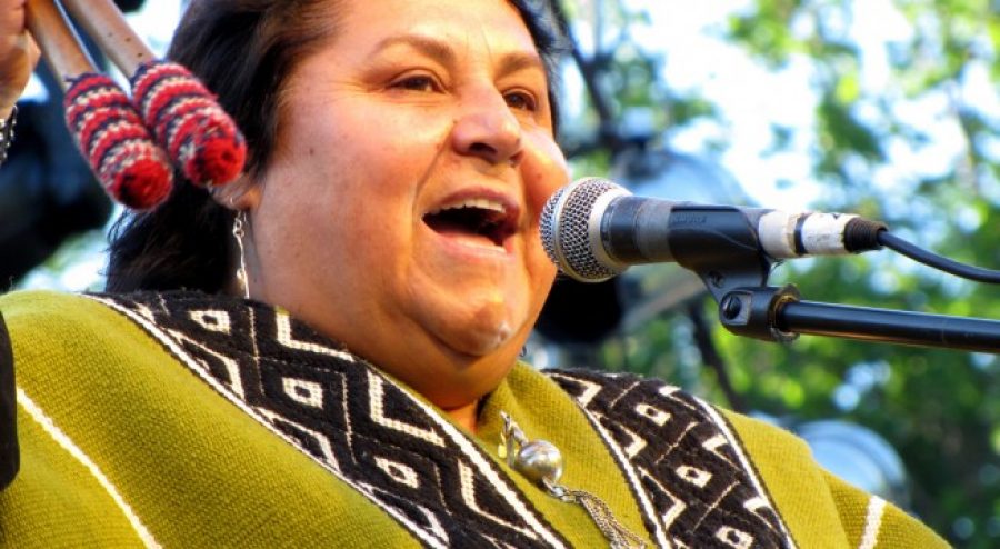 El canto mapuche de Nancy San Martín en la Feria del Folclor de Huilquilemu