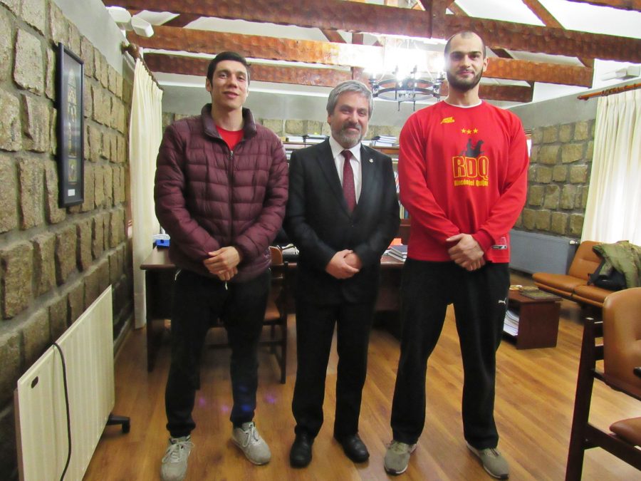 Estudiantes UCM campeones con Español de Talca fueron reconocidos por el rector Durán