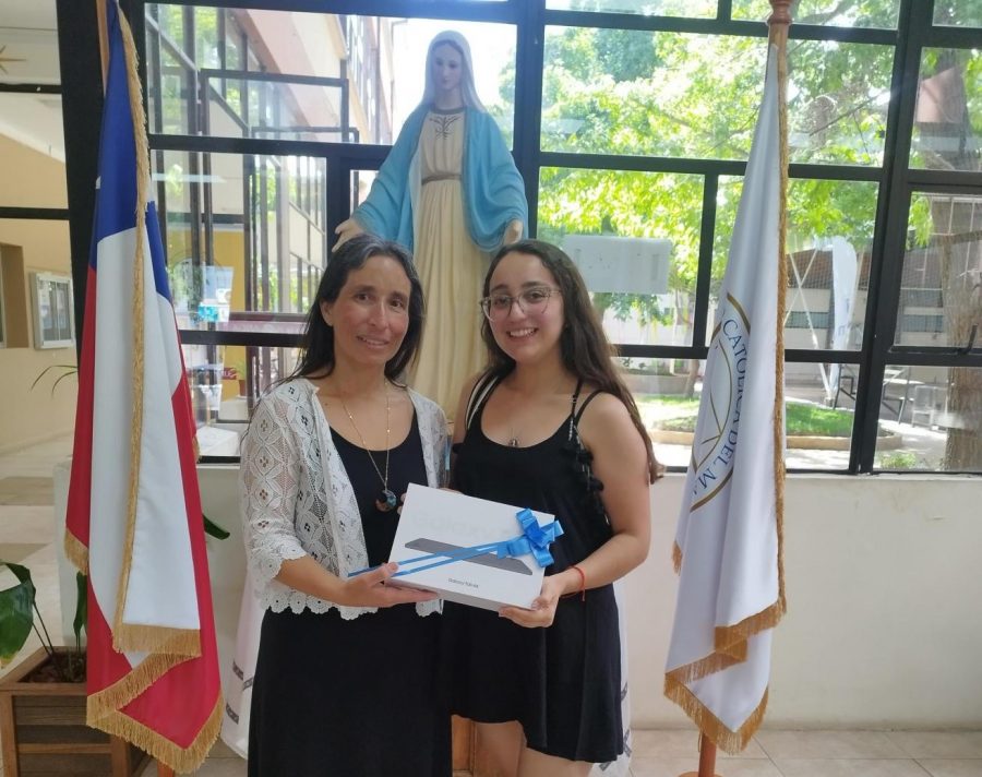 Samantha Ortiz Rojas fue la estudiante ganadora del sorteo por responder la Encuesta de Espíritu de Servicio