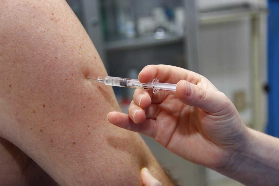 Vacunación contra la influenza es más urgente este año